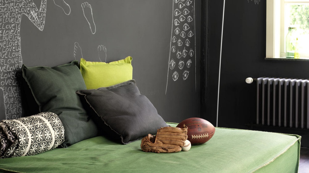 Grigio carbone - camera da letto con decorazioni verdi