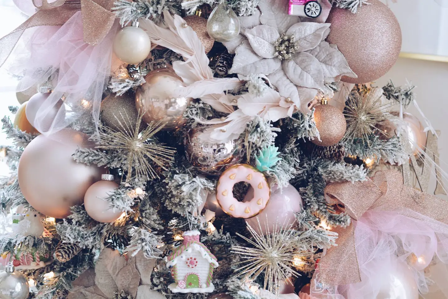 Un albero di Natale bianco e rosa - decorazioni insolite