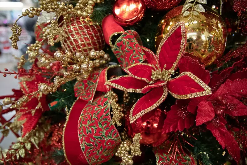 Un'idea per l'albero di Natale rosso e oro