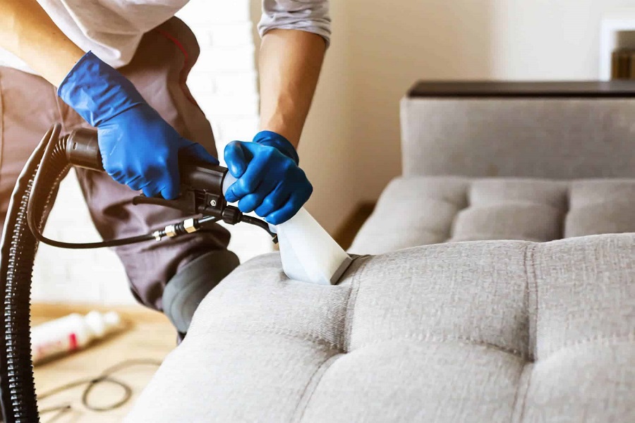 Pulire un divano con il vapore: facile e veloce!