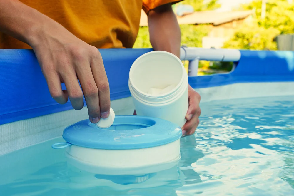 Si può pulire l'acqua verde della piscina con la vitamina C?