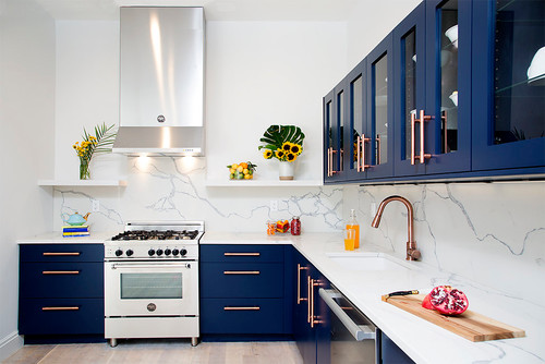 Un luminoso design di cucina blu navy