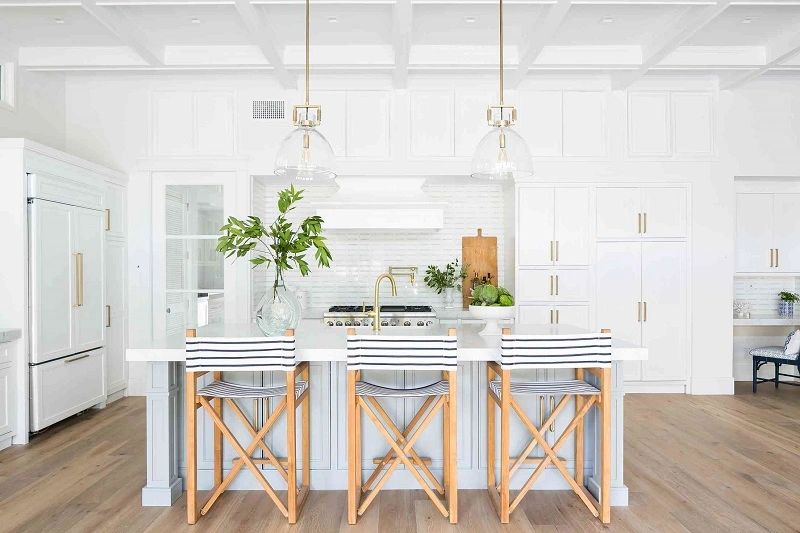 Cucina moderna degli Hamptons: un grande interno