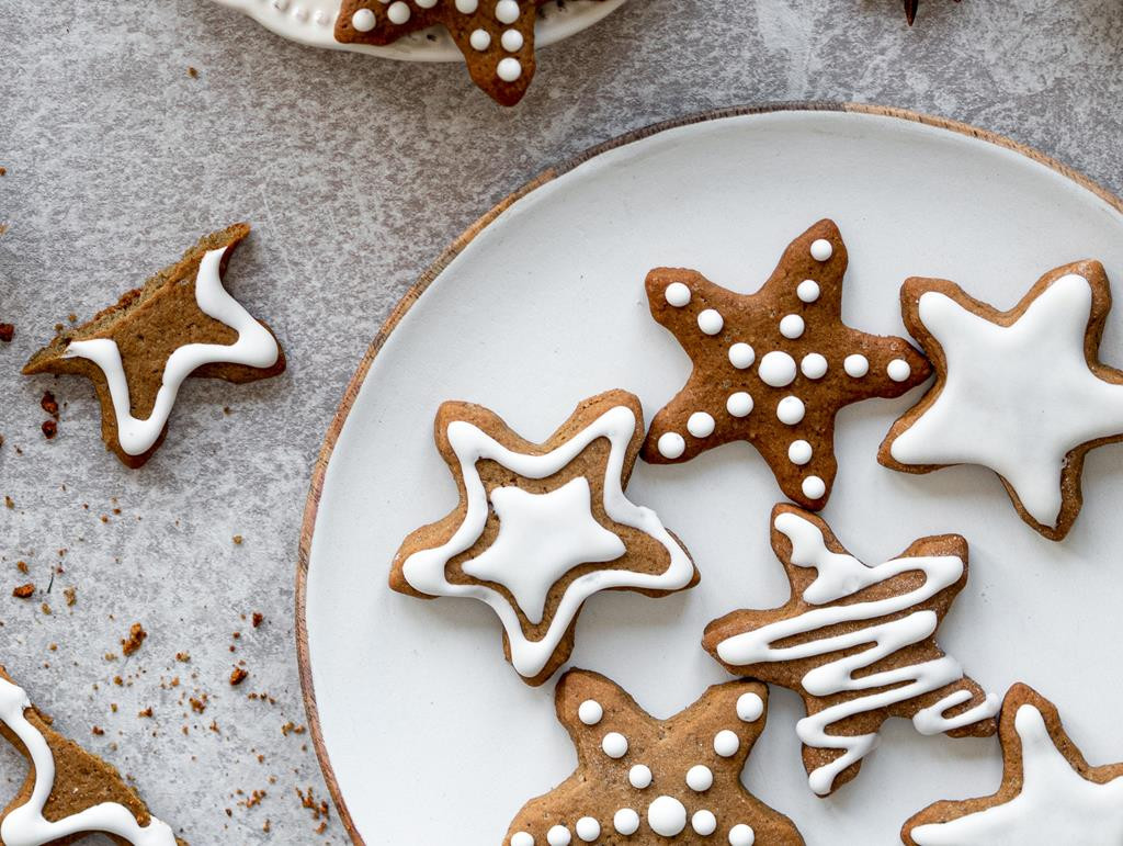 Stelle di glassa bianca - decorazione dei biscotti di Natale