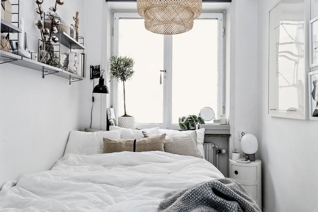 Camera da letto bianca scandinava - un interno luminoso e chiaro
