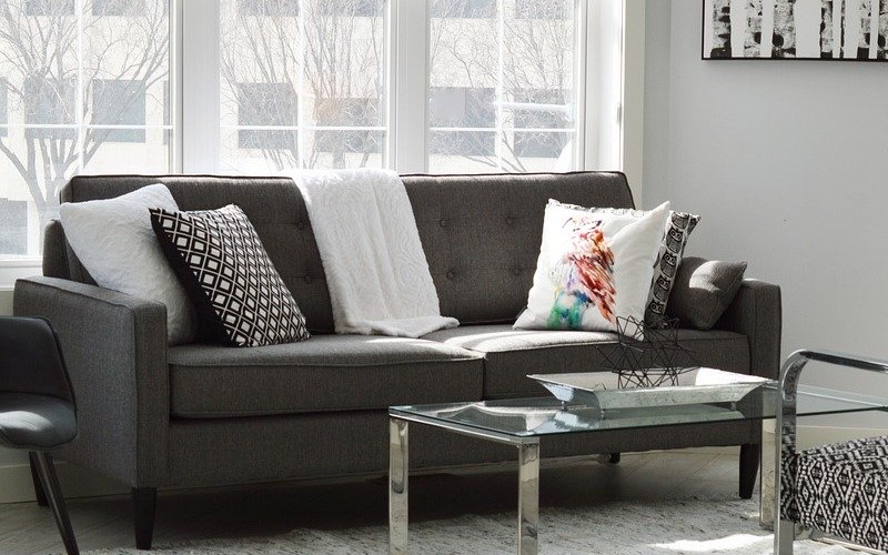 Carboncino per accentuare il divano e le poltrone