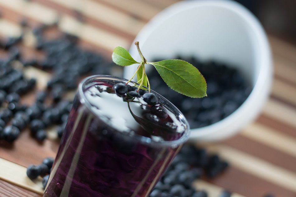 Liquore di bacche di Aronia da frutti congelati con una nota di ciliegia - ricetta originale