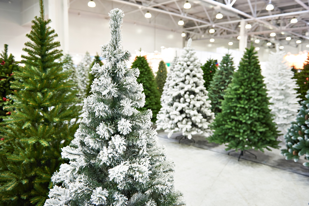 Un albero di Natale bianco con ornamenti minimalisti
