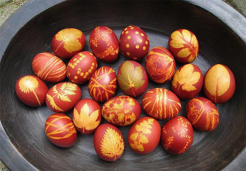 Idee per la decorazione delle uova - motivi floreali con l'uso di una calza