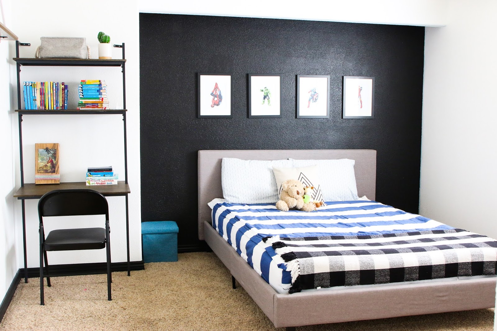 Idee per la camera da letto per ragazzi - accessori blu e neri