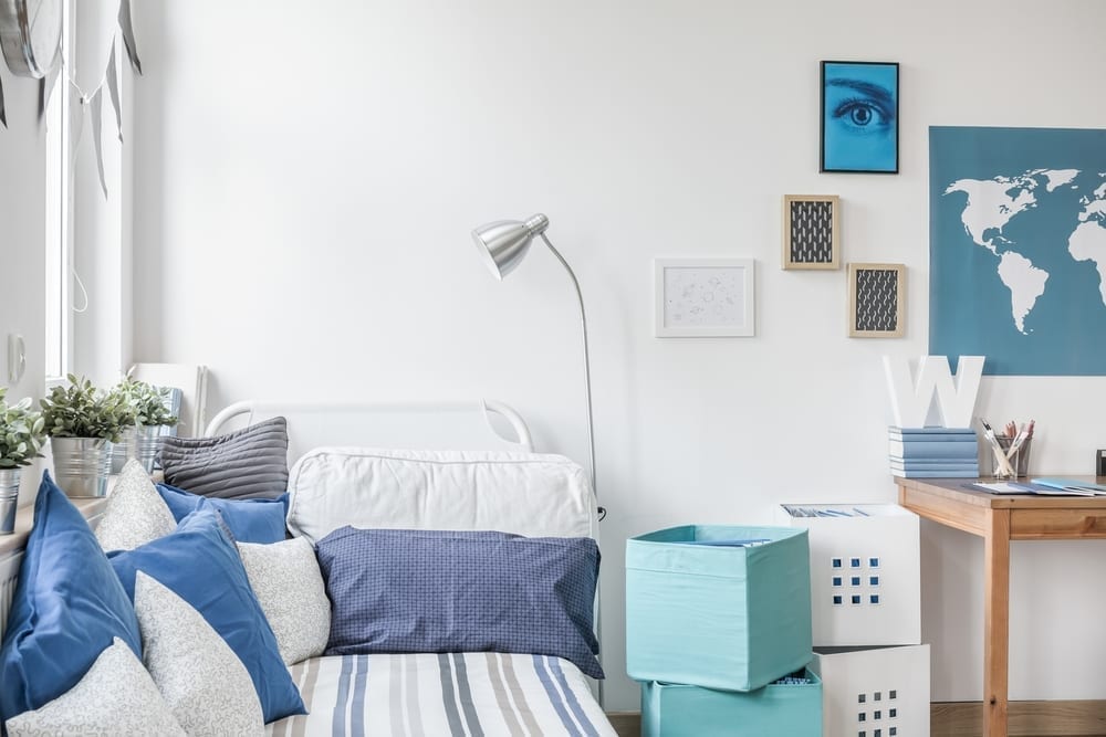 Camera da letto per adolescenti piccola bianco blu