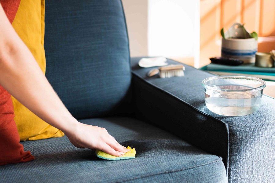 Come pulire un divano con l'aceto - per macchie particolarmente difficili!