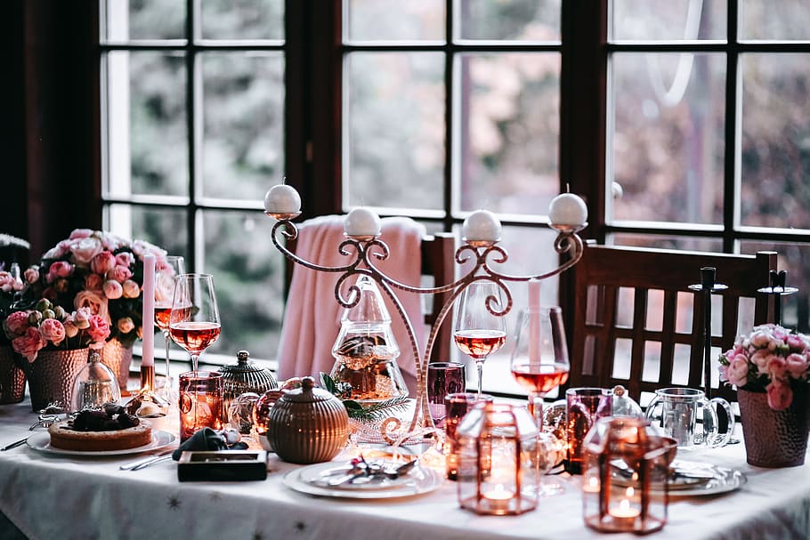 A modern Christmas table - copper and pink