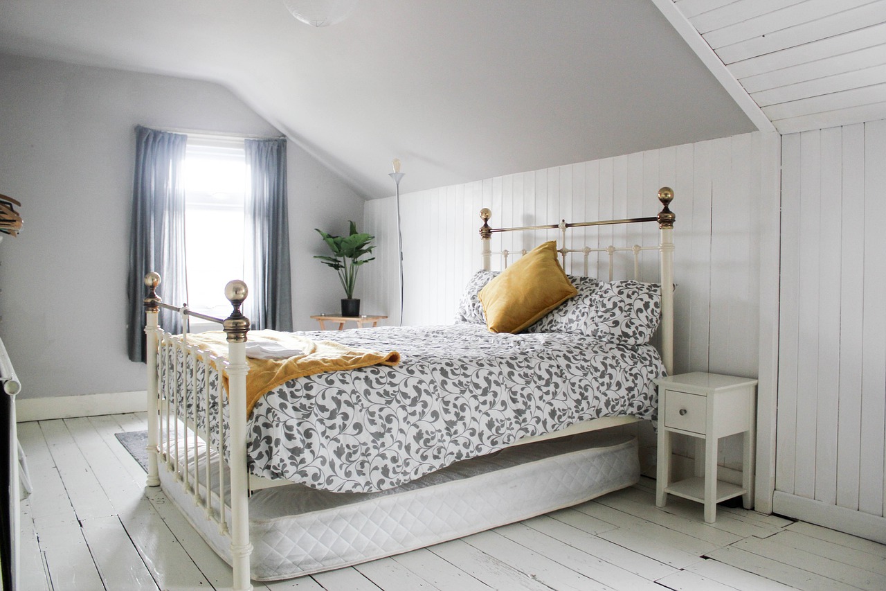 Una camera da letto bianca - minimalismo e semplice stile Hamptons