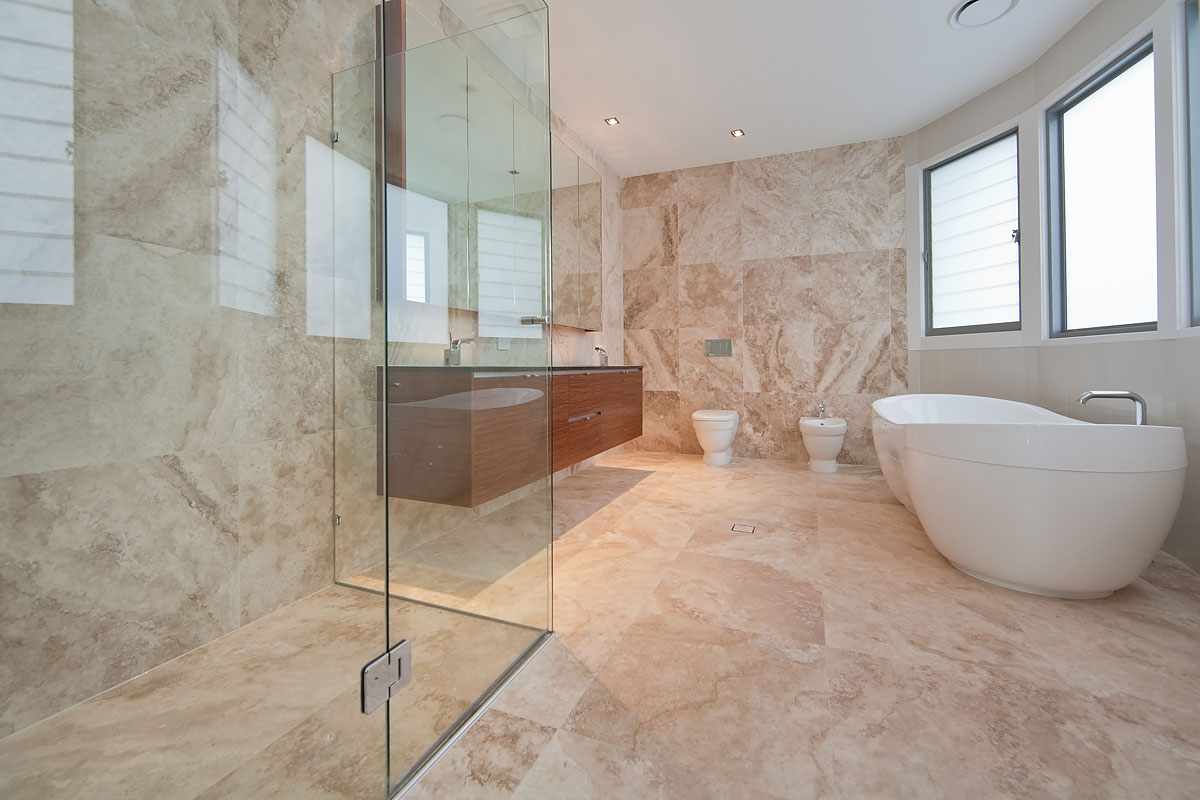 Il bagno - un interno perfetto per la pietra travertino