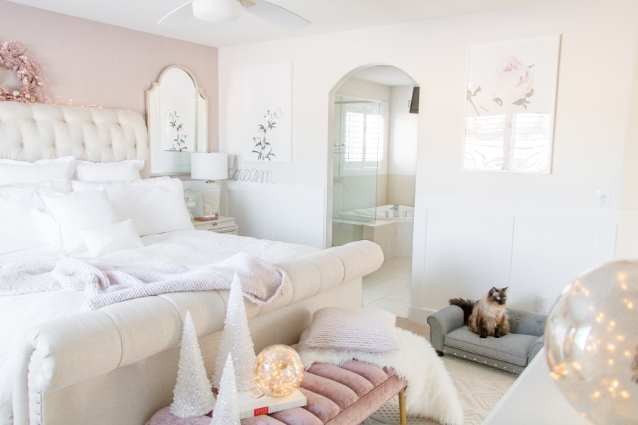 Biała sypialnia różowa ściana