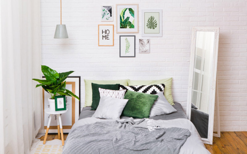Biała sypialnia zielone dodatki