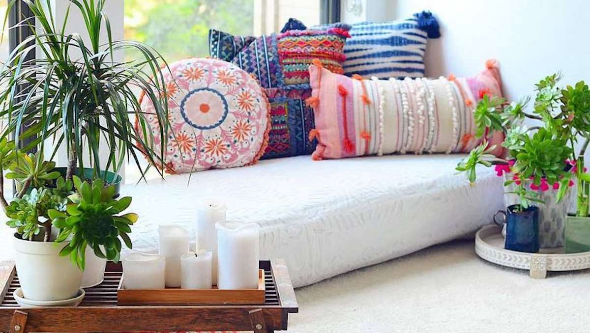 What colors does boho decor use?