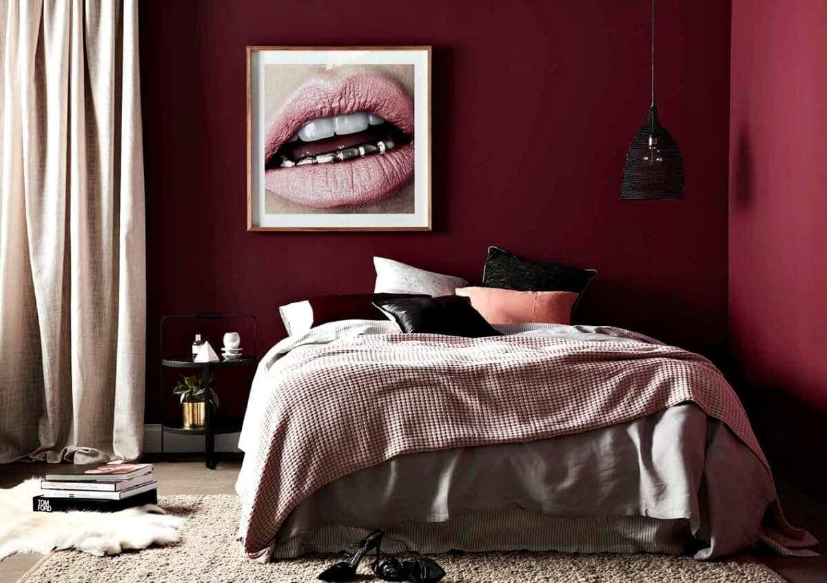 Kolor bordowy w sypialni