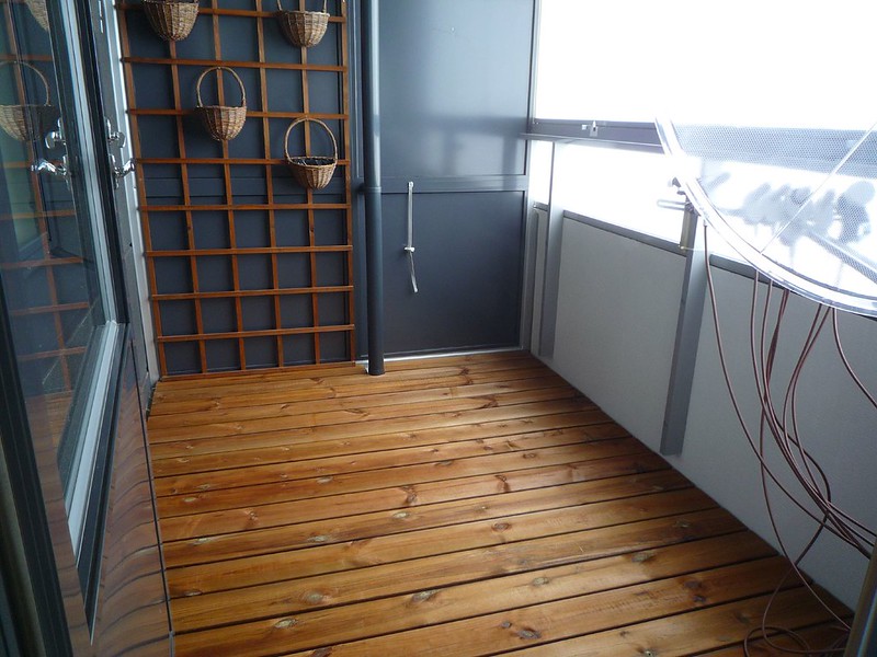 Wooden floor on a small balcony - inspiration from nature