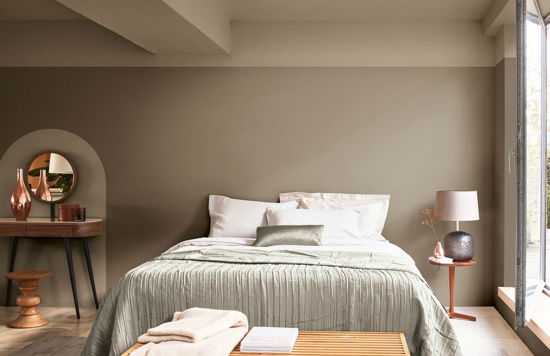 Romantyczna sypialnia, która wykorzystuje kolor taupe