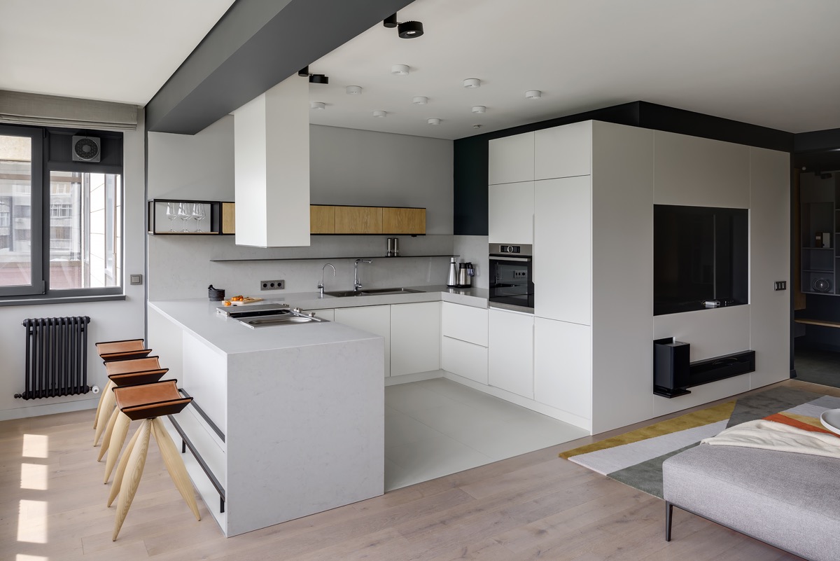 U-shaped kitchen - white and wood