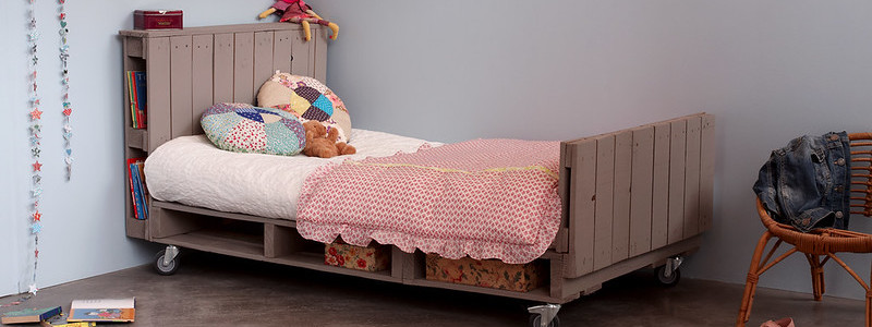 Łóżko na paletach - jak go zrobić krok po kroku?