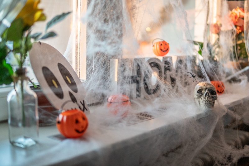 Halloween - dekoracje zaplątane w pajęczą sieć