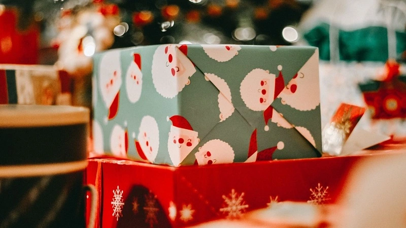 Pakowanie prezentów w papier - świąteczne podarunki