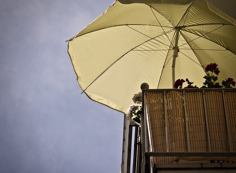 Balkon w bloku parasol