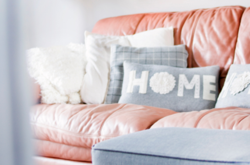 Pastelowe kolory łososiowa sofa
