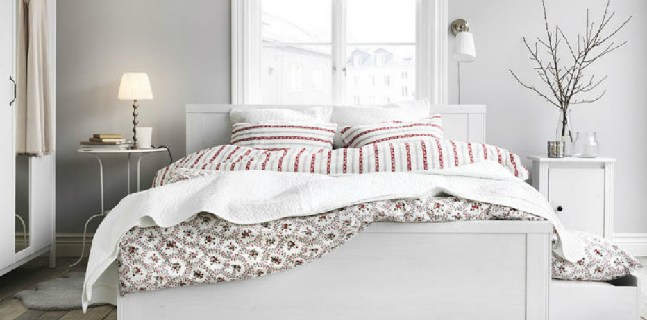Jasna sypialnia w stylu skandynawskim - pościel we wzory