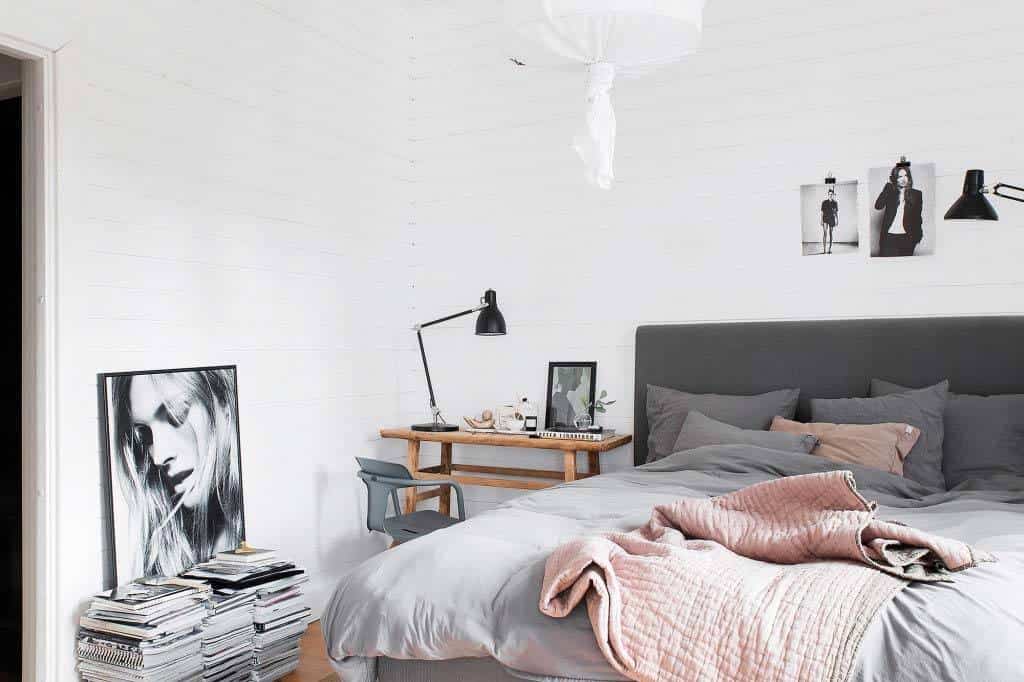 Sypialnia w stylu skandynawskim w odcieniach szarości