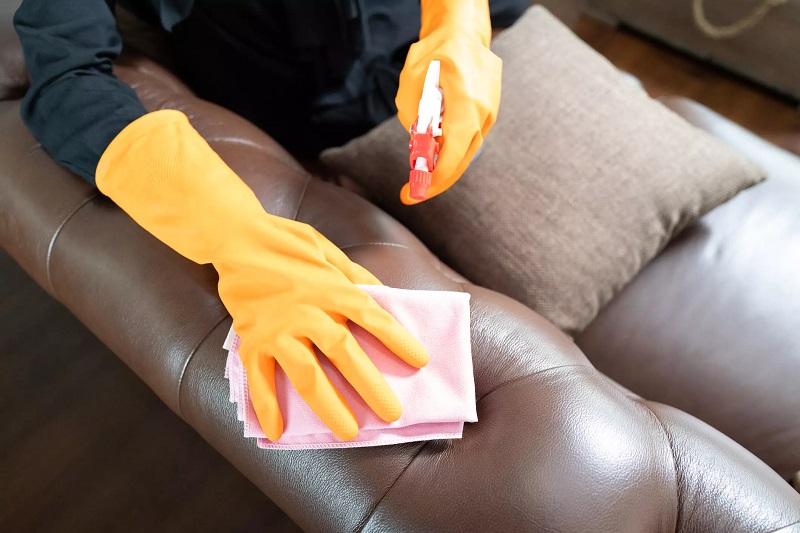 ¿Cómo se limpia un sofá de piel sintética?