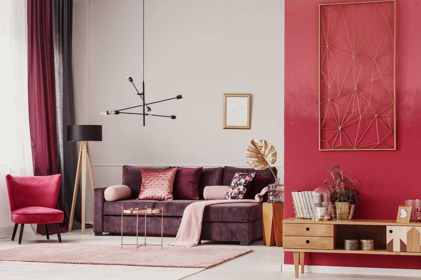 Una sala de estar con un acento rojo amaranto