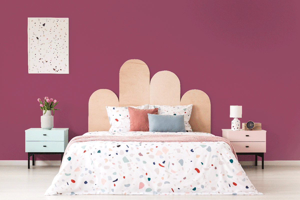 Sypialnia - kolor amarantowy na ścianie