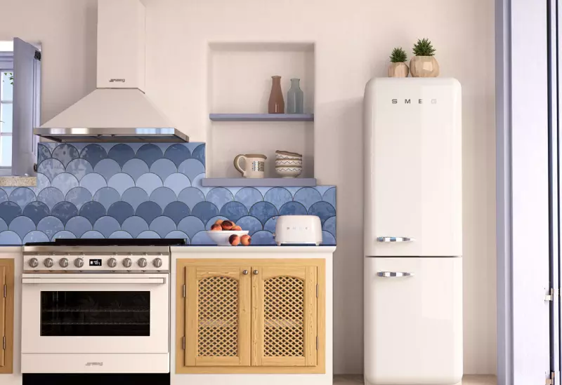 Una pequeña cocina inspiradora: electrodomésticos blancos y coloridos