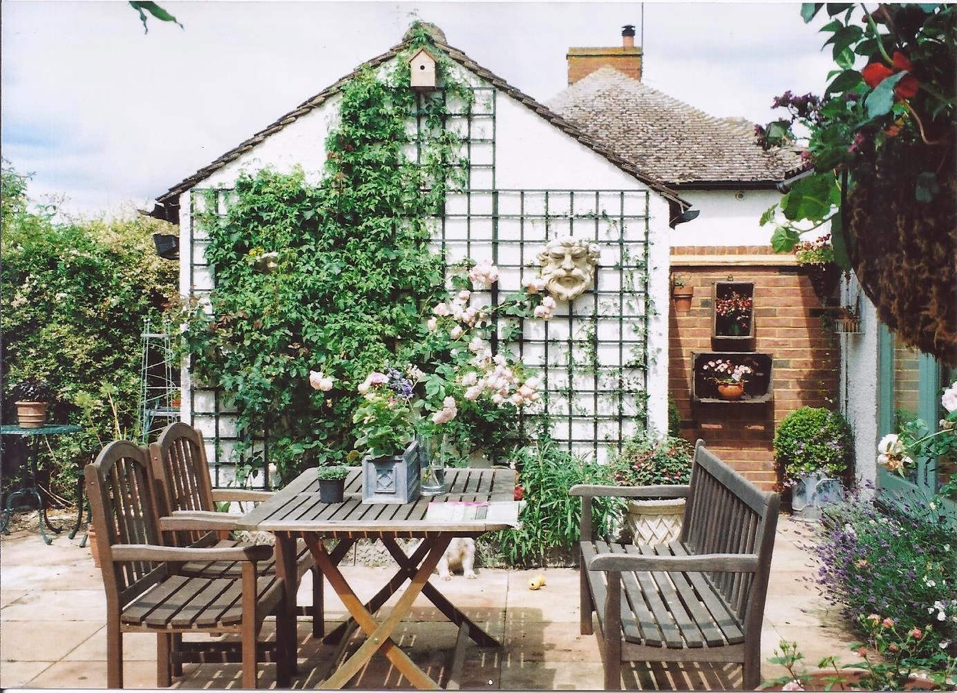 The English garden design - patio furniture