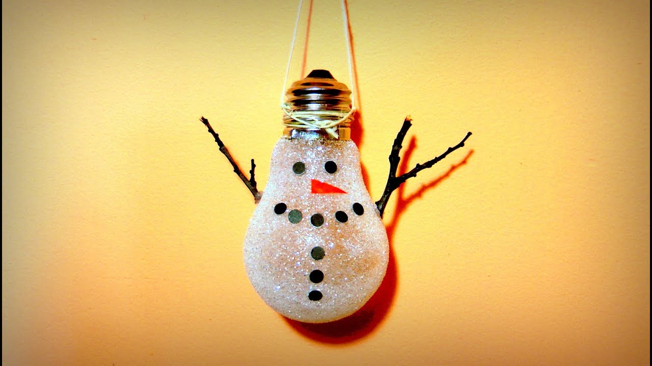 Vitrine de Noël - décorations à partir de vieilles ampoules électriques