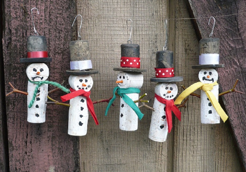 Снеговики - рождественский декор из винных пробок