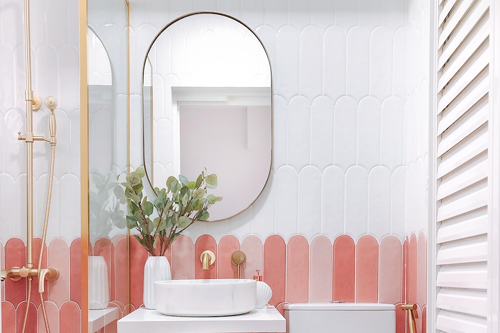 Bardzo mała łazienka glamour - różowe płytki