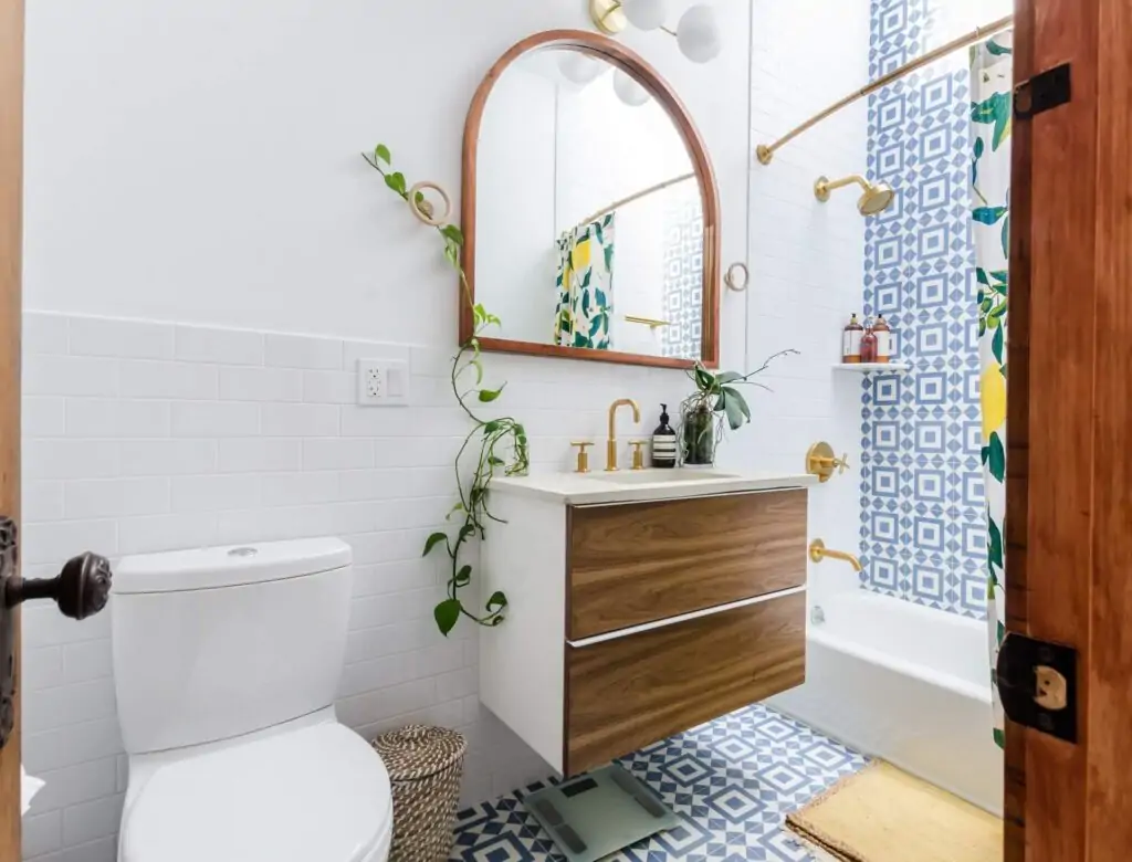 Ein kleines skandinavisches Badezimmer mit einem interessanten MusterEin kleines skandinavisches Badezimmer mit einem interessanten Muster