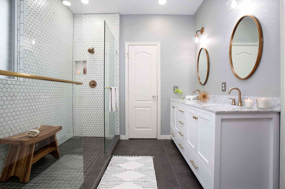 Идея очень маленькой ванной комнаты с ванной - скандинавский стиль