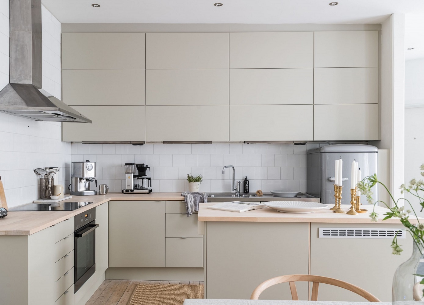 Бежевые кухонные шкафы - 3 идеальные идеи для увлекательного интерьера