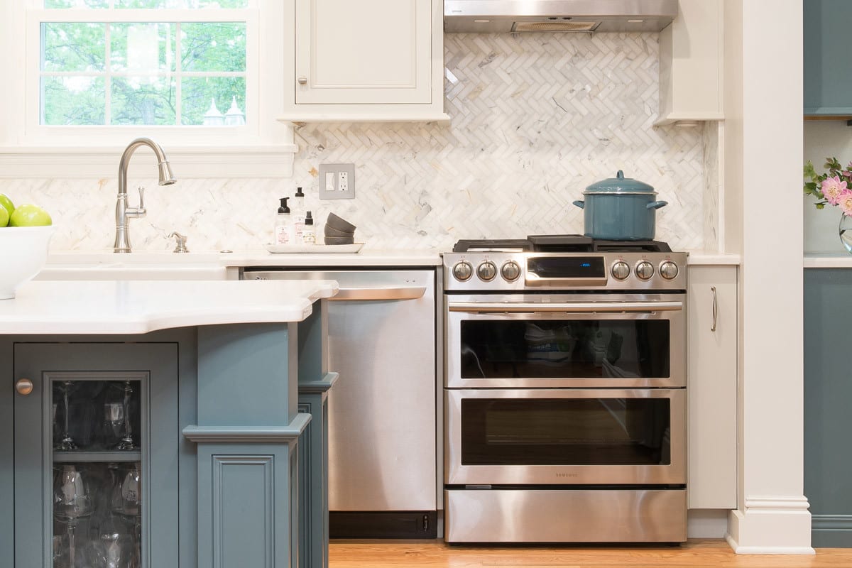 Beige kitchen design - choose a colorful element