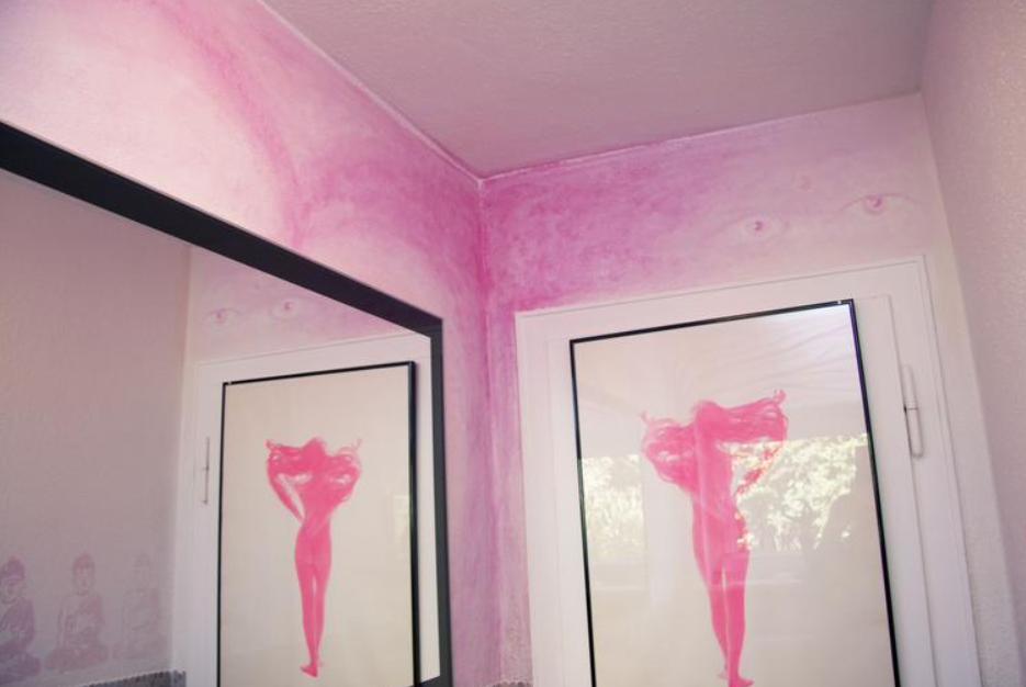 Beigefarbene Wände mit einem starken Farbakzent
