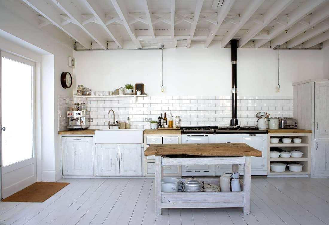 Eine weiße Landhausküche - ein zeitloser Klassiker