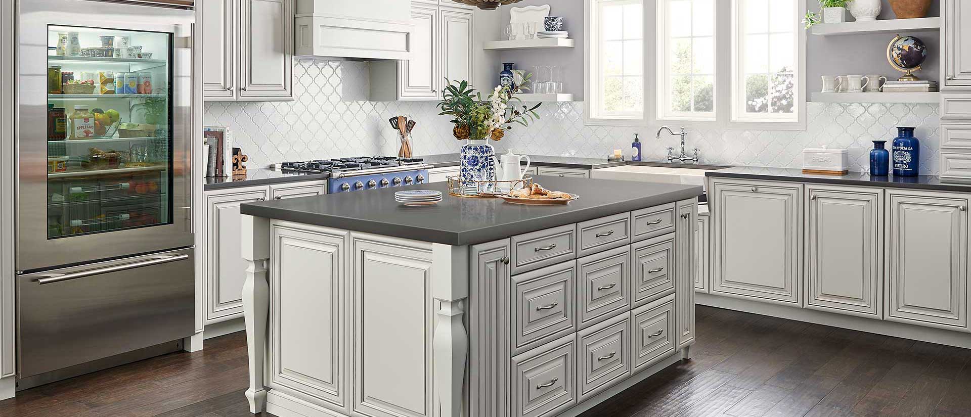 Cocina blanca con una encimera gris - una intrigante idea de diseño