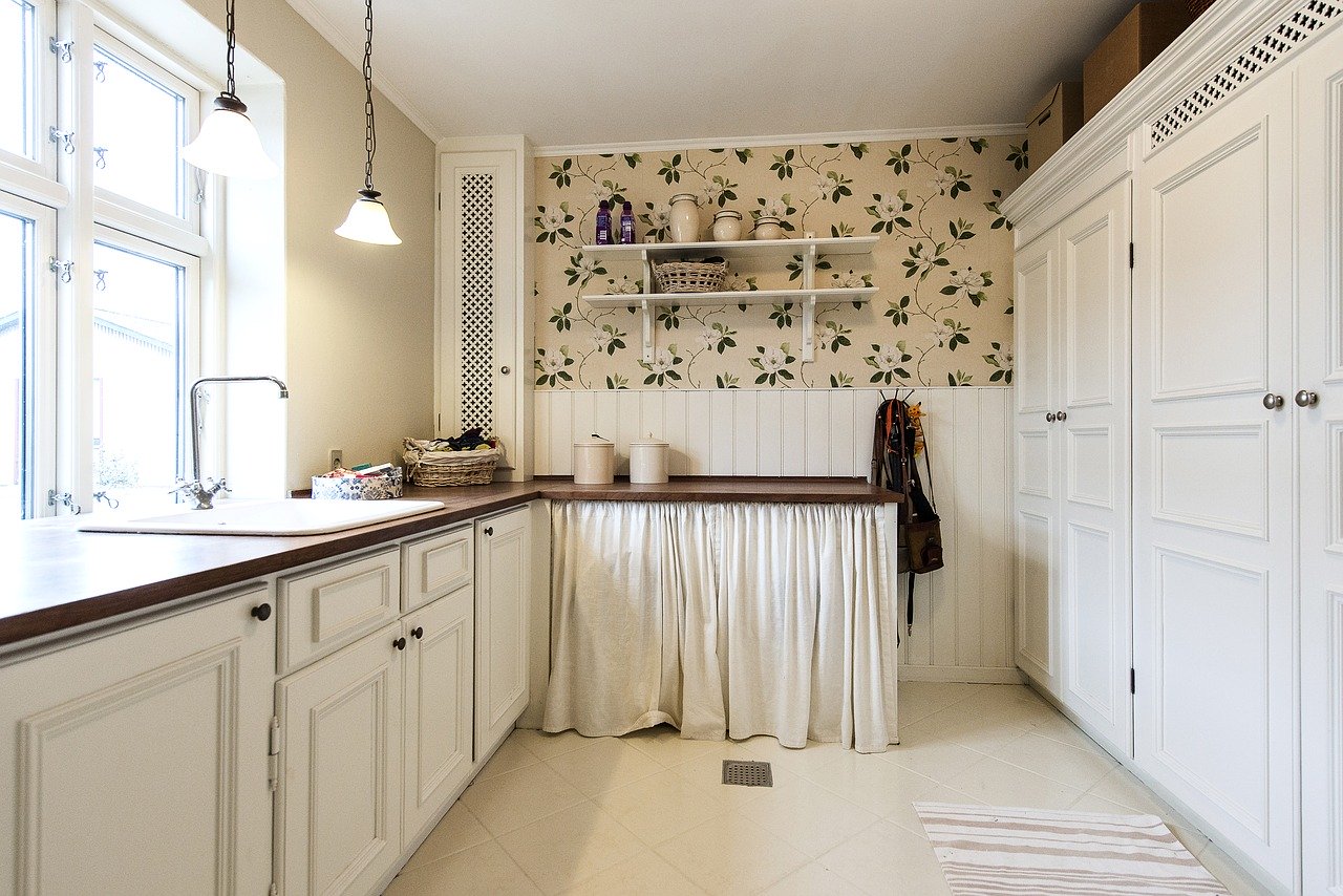 White kitchen with pattern wallpaper