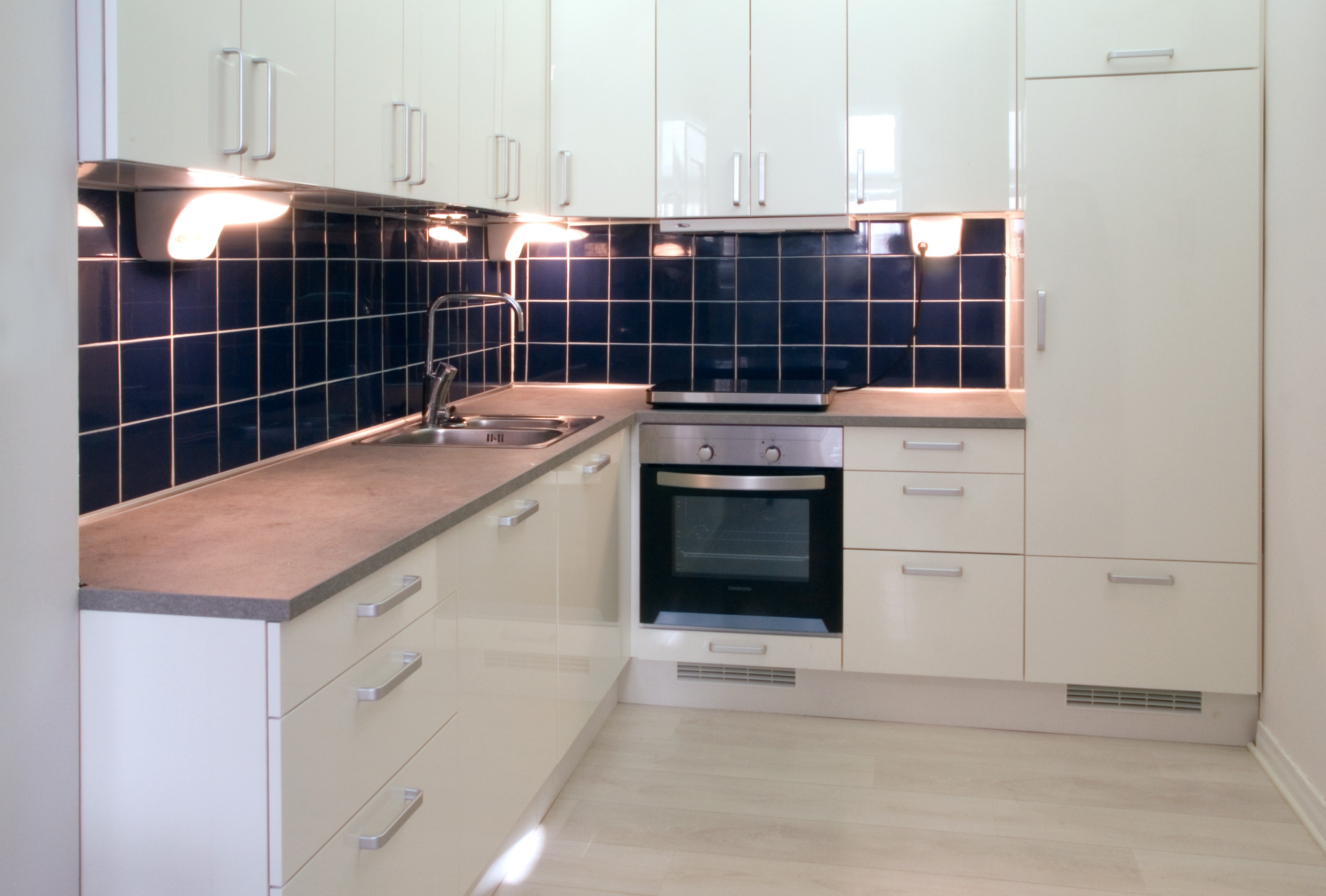 Modern kitchen – white colored tiles